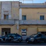 La villetta � affiancata da una palazzina su due livelli, anch�essa con evidenti rimaneggiamenti fatti nel tempo...